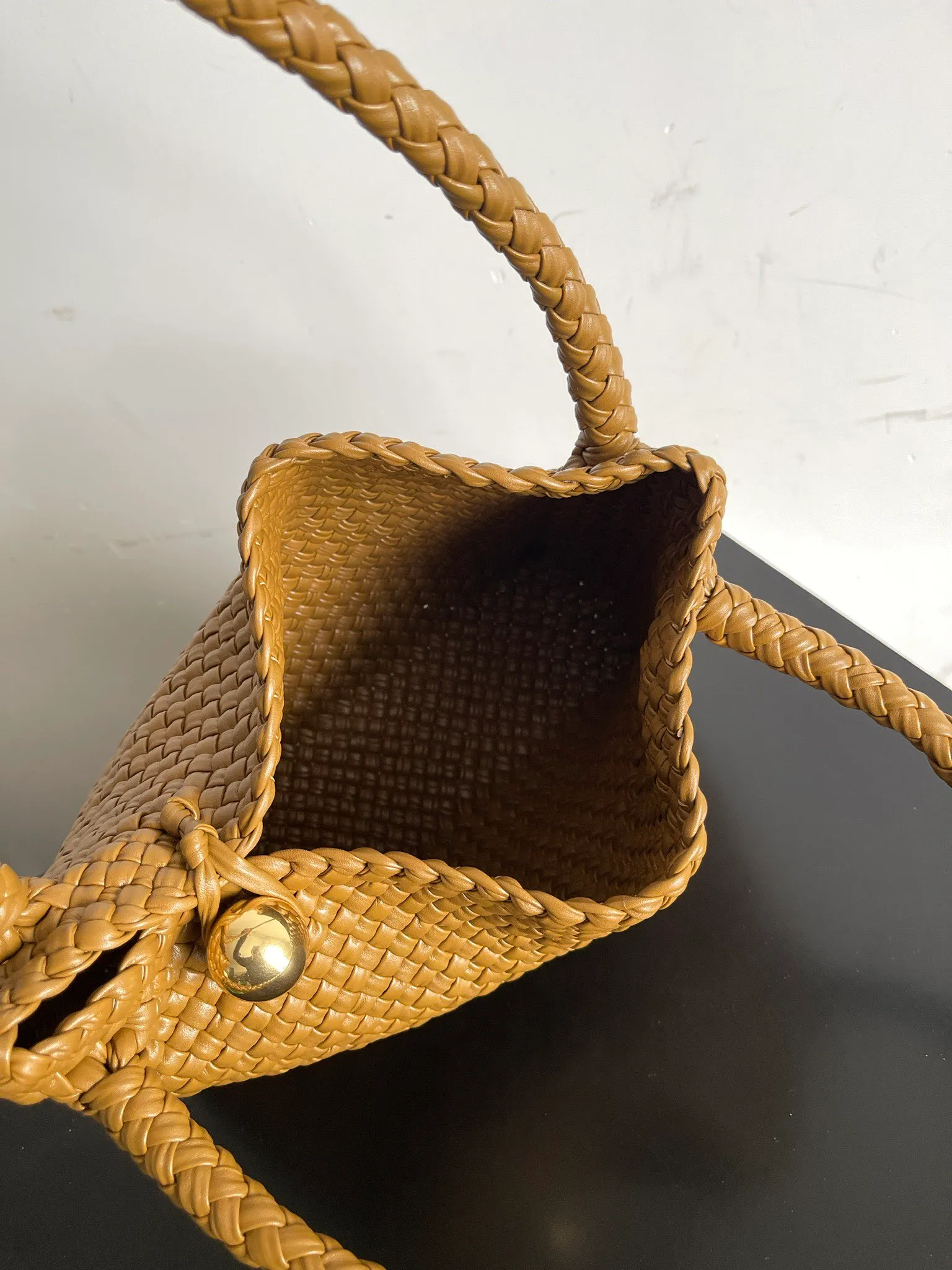 Batch 5760 BV collectible small woven handbags are really YYDS!! Bottega Veneta’s most classic small woven handbags are back! ! We use the highest quality leather with the highest craftsmanship❤️ to create the most expensive works. We have created the original Intrecciato leather weaving process❤️ This unique traditional exclusive leather weaving method has not only become our logo but also reflects the time-consuming and labor-intensive craftsmanship of our products❤️ The new TOSCA handbag must be a selection worth collecting🆕 Style number: 716974 Size: 27*9*18cm